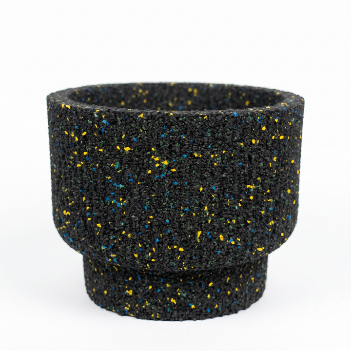 Vaso tondo con base rialzata in gomma riciclata da pneumatici