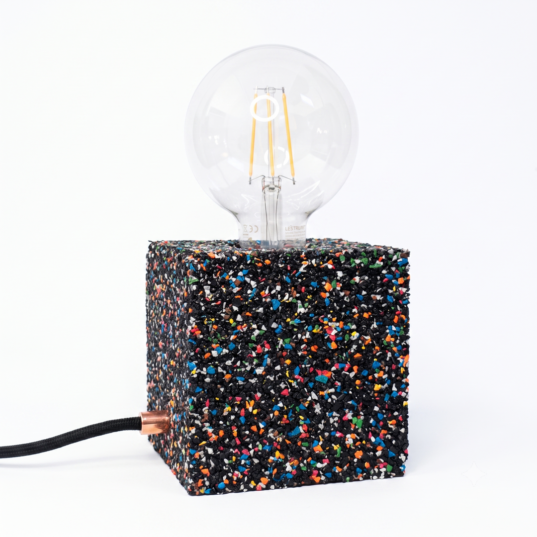 Lampada da tavolo in gomma riciclata da pneumatici