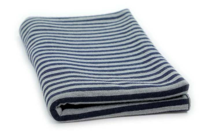 Copertina per lettino in cashmere e seta grigio chiaro | blu oltremare