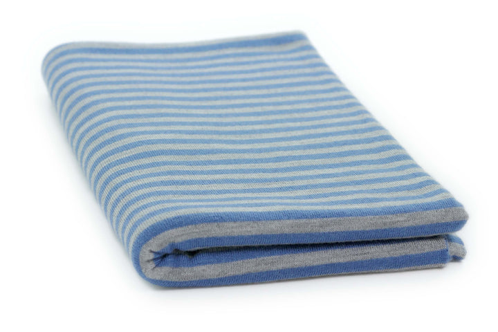 Copertina per culla in cashmere e seta grigio chiaro | azzurro fiordaliso