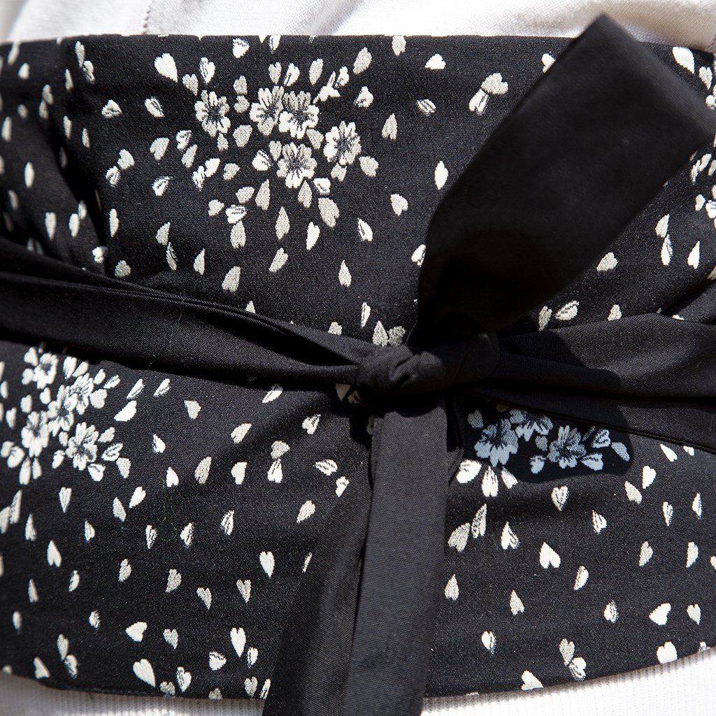 La collezione Obi-One è la prima capsule di Myo-Rebel, una serie di Obi, le cinture ispirate ai kimono giapponesi, realizzati con tessuti recuperati dagli ultimi metri delle bobine, destinati allo scarto. 