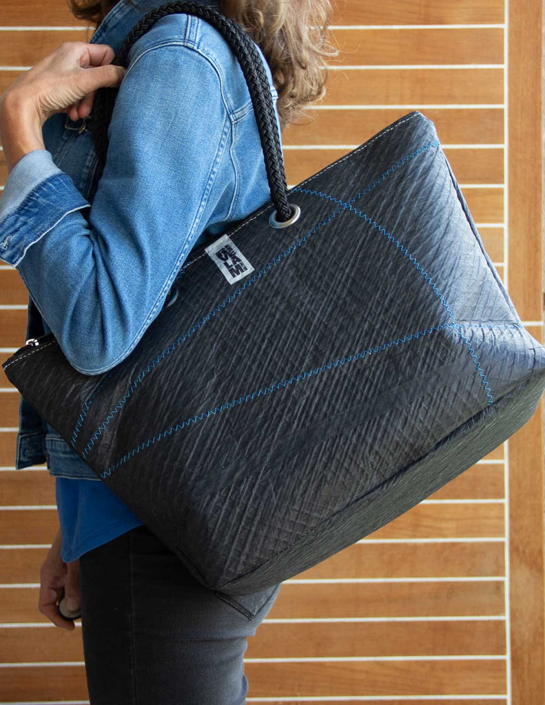 rivelami tote bag modello versilia, realizzata con vele riciclate in carbonio, borsa donna nera da portare a spalla pezzo unico
